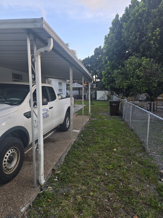 Building Photo - 464 E 50th St