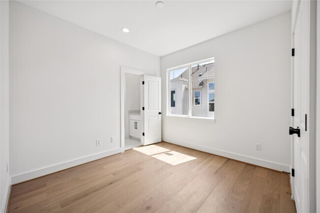 Building Photo - 2806 Mills St