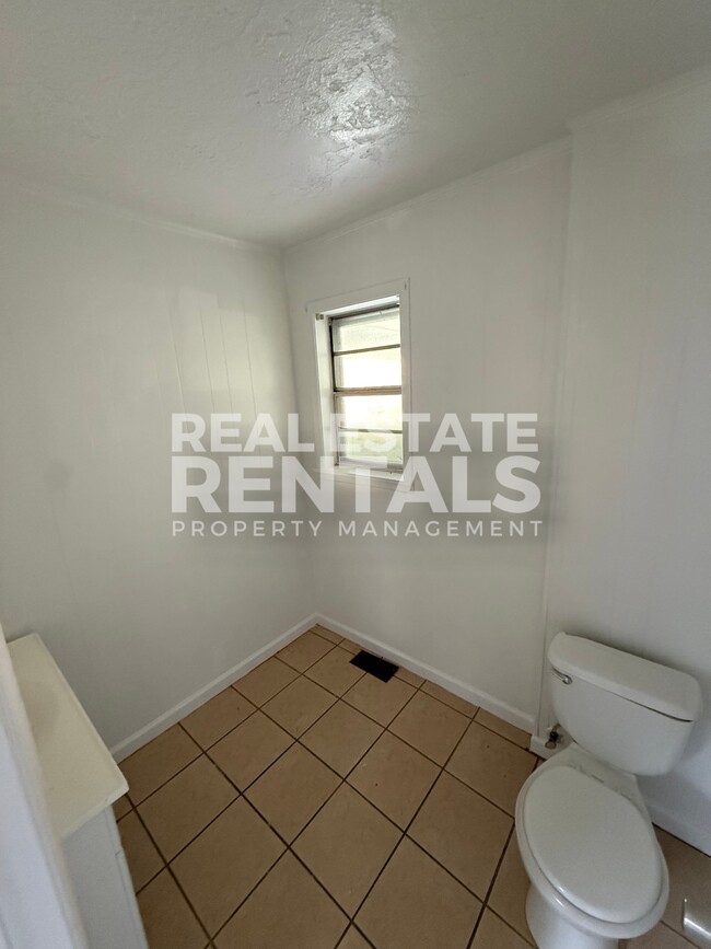 Building Photo - 1207 Brookside Dr