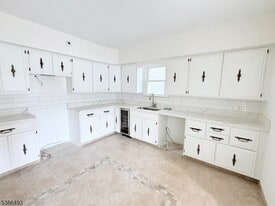 Building Photo - 82 Elm St