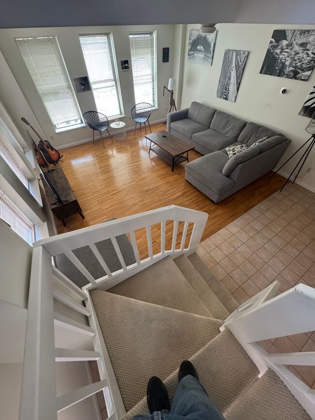 Building Photo - Furnished Downtown Condo. 1 bed/1 bath