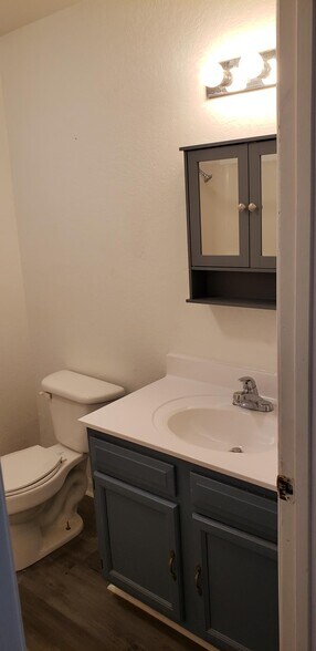 Hall Bathroom - 11060 N Faldale Rd