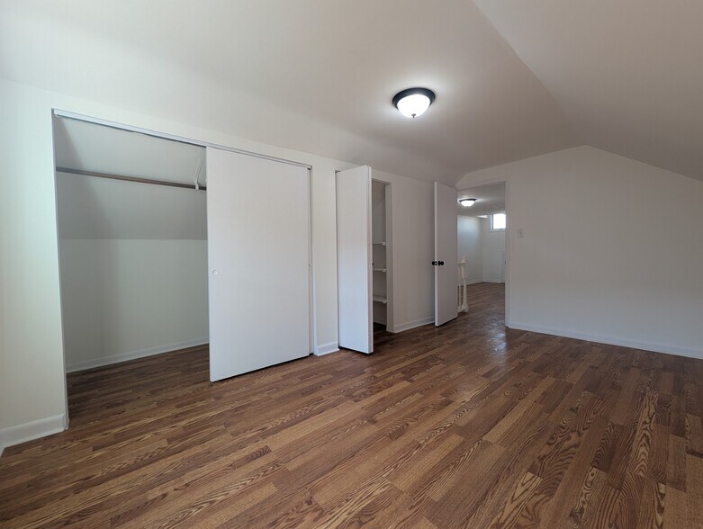 Building Photo - 1520 W Melrose St