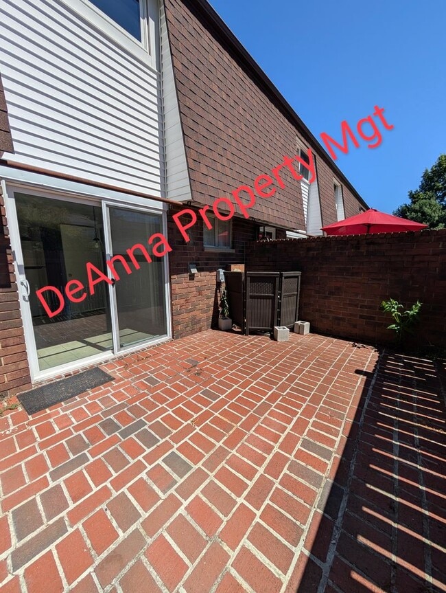 Building Photo - Avon -Townhouse 2 bedrooms 1.5 Baths