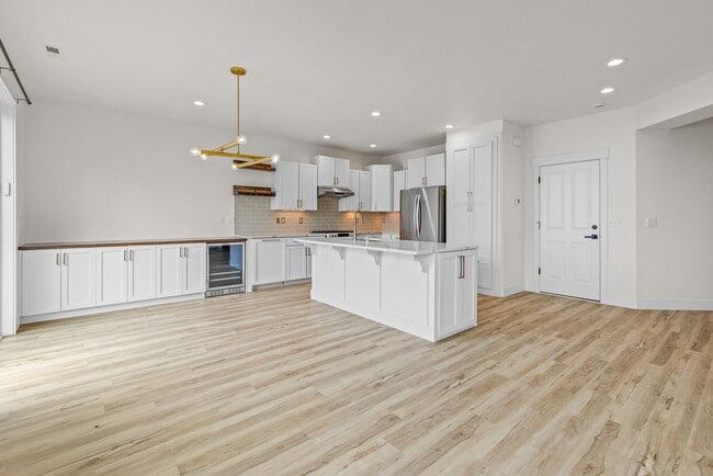 Building Photo - Immediately available 4-bedroom 3.5 bath