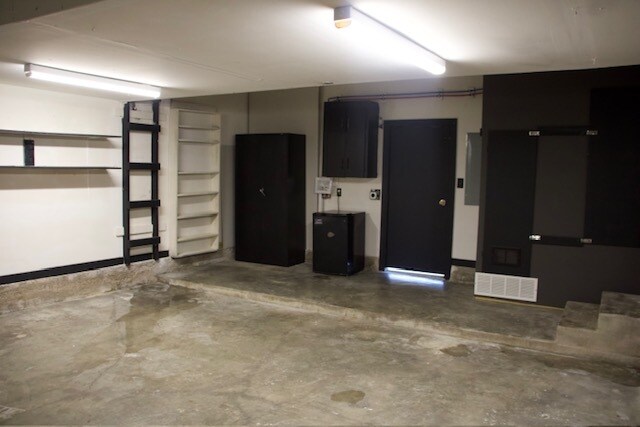 Building Photo - 2034 Hycrest Dr