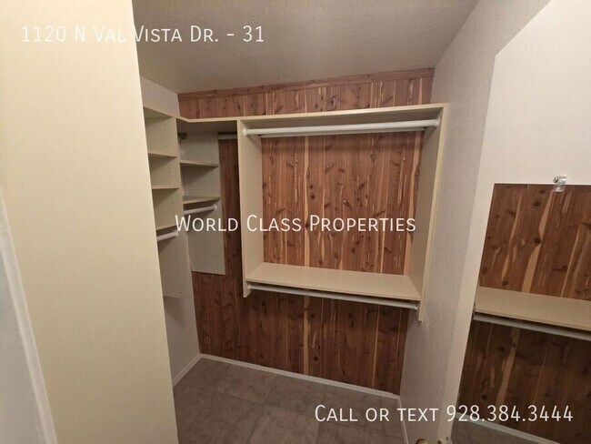 Building Photo - 1120 N Val Vista Dr