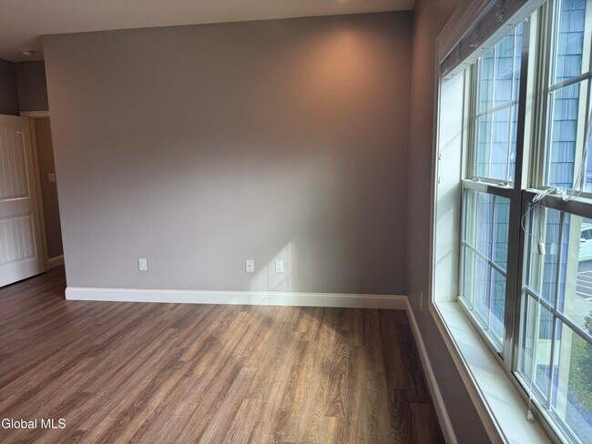 Building Photo - 48 Bavarian Wy