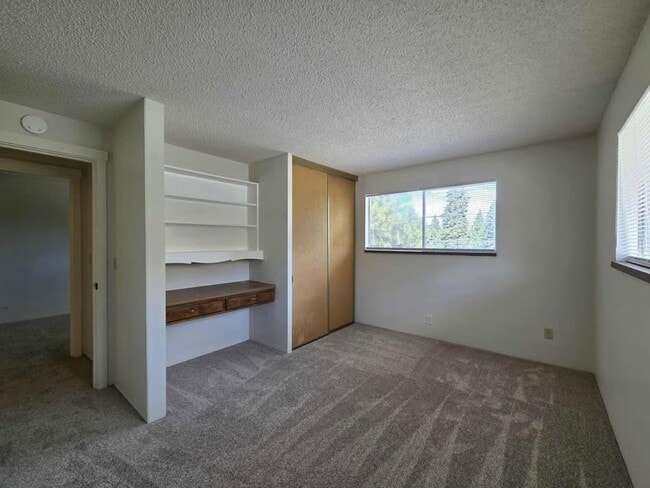 Building Photo - HUGE Number 2 Canyon ~ ~ 4 bedroom, 3 bath...