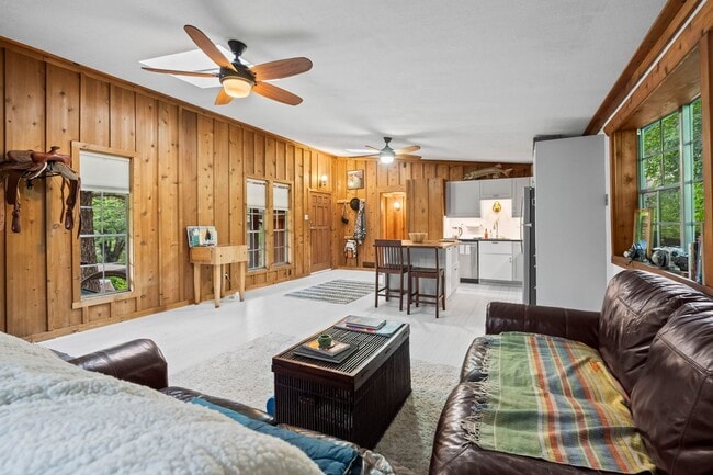 Building Photo - 2 Bedroom 1 Bath Home Next To Boulder Creek!
