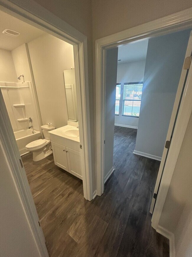 Building Photo - Field View 4BD/ 2BA