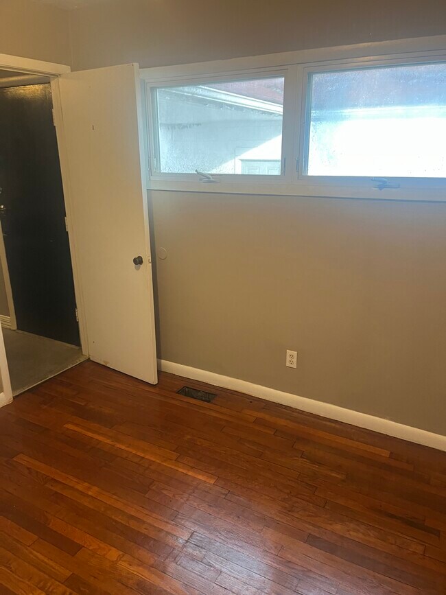 Building Photo - 1342 Koebel Rd