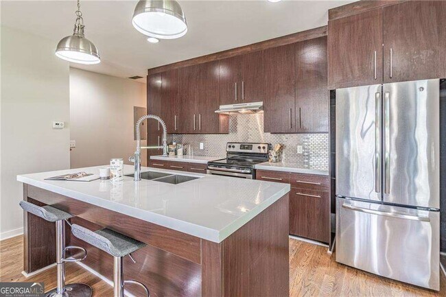 Building Photo - 472 Martin St SE