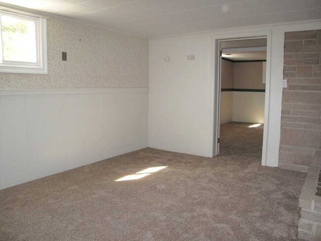 Building Photo - Move-In Special! Queen Anne Craftsman Home