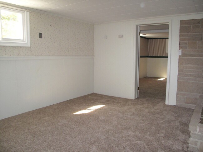 Building Photo - Spacious 3 Bedroom Craftsman Home In Queen...