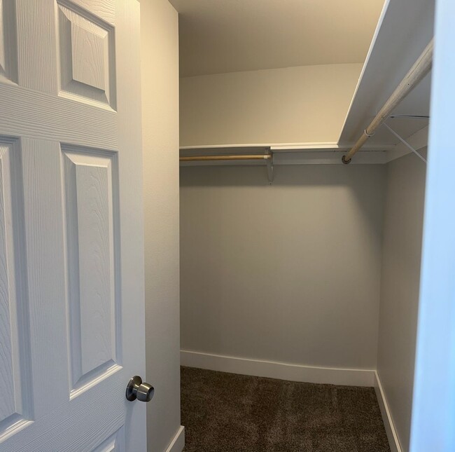 Building Photo - 5 bedroom in Briarwood - Water/Sewer/Trash PAID