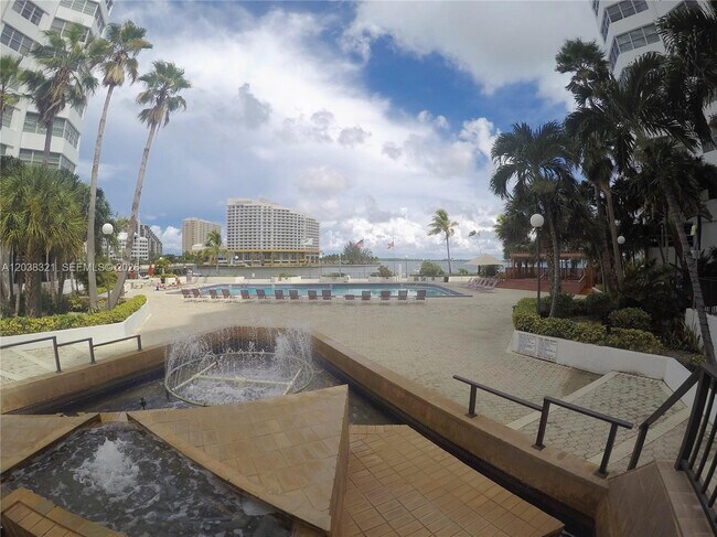 Building Photo - 801 Brickell Bay Dr