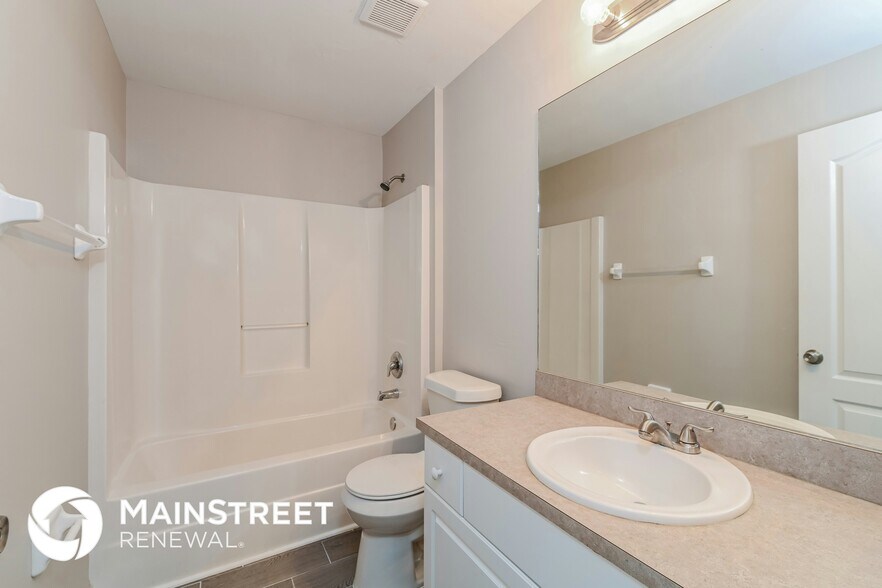 Building Photo - 631 NE 1st Pl