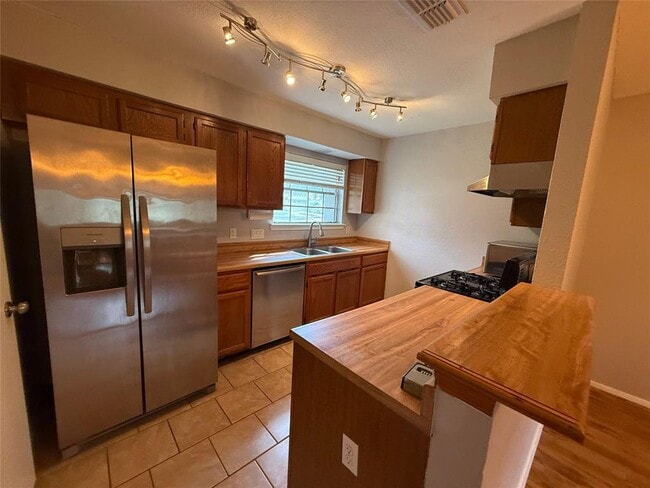 Building Photo - 2811 Crownspoint Dr