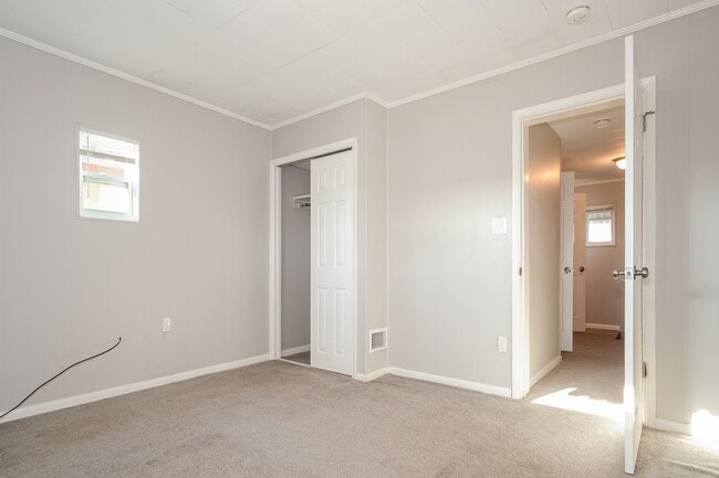 Building Photo - 1260 Summerlea Ave