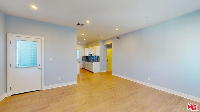 Building Photo - 146 1/2 Rosemont Ave