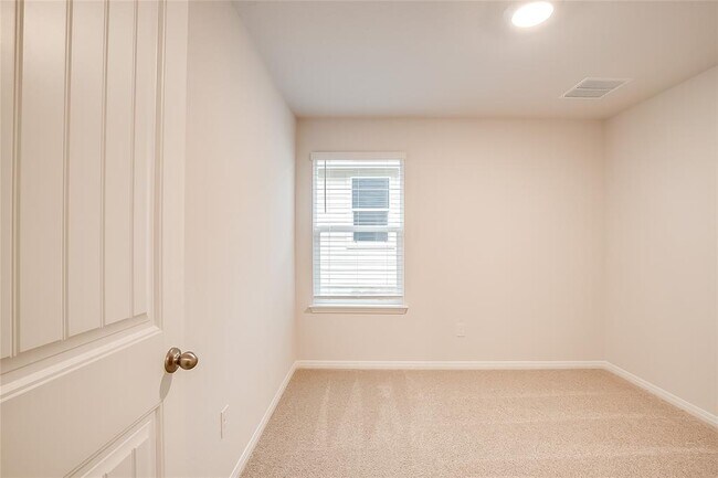 Building Photo - 490 Evergreen Sumac Lp