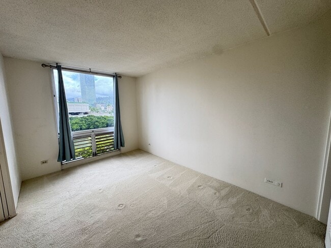 Building Photo - 2 bed, 2 bath, 1 parking condo in the hear...