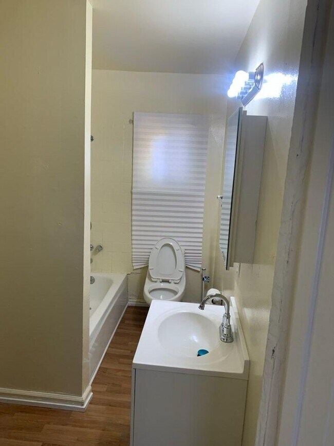 Building Photo - Cozy 3 Bedroom Home with Spacious Yard in ...