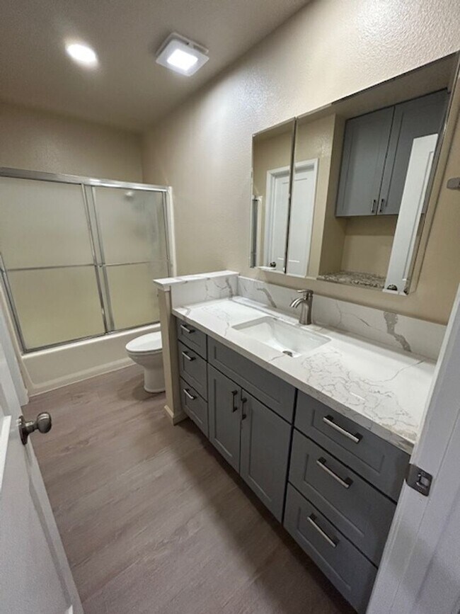 Building Photo - Beautiful Newly Remodeled 2 Bedroom 1.5 Bathroom in SE Visalia!