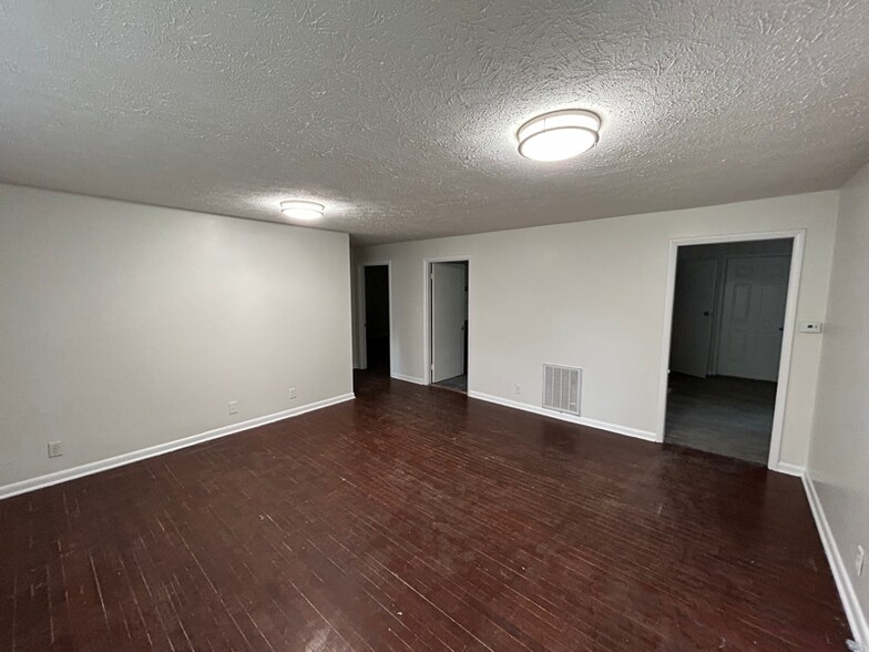 Building Photo - 757 E 104th St