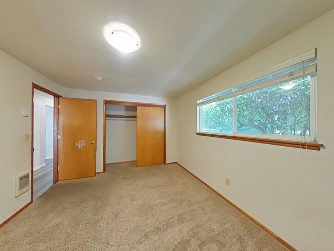 Building Photo - 3 Bedroom Duplex ~ Close to Campus ~ Small...