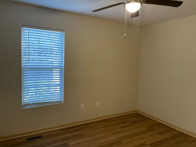 Building Photo - 1305