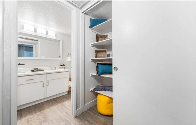 Building Photo - 2025 W Indian School Rd