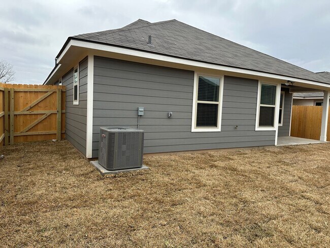 Building Photo - Navasota - NEW BUILD -3 bedrooms / 2 bath / 2 car garage with fenced in yard.