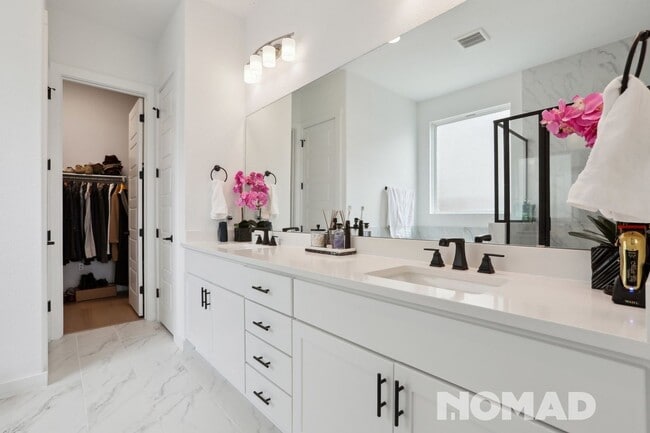 Building Photo - Spacious 5BR House in Buda