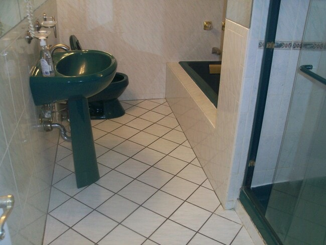 Building Photo - 225 St Pauls Ave