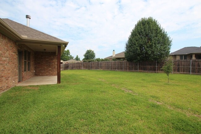 Building Photo - Beautiful 3 Bedroom 2 Bath Home in Guinn E...