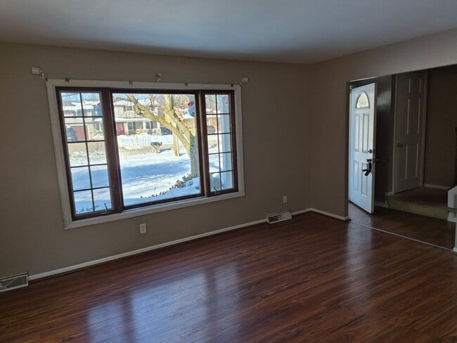 Building Photo - Charming 3 Bedroom Home