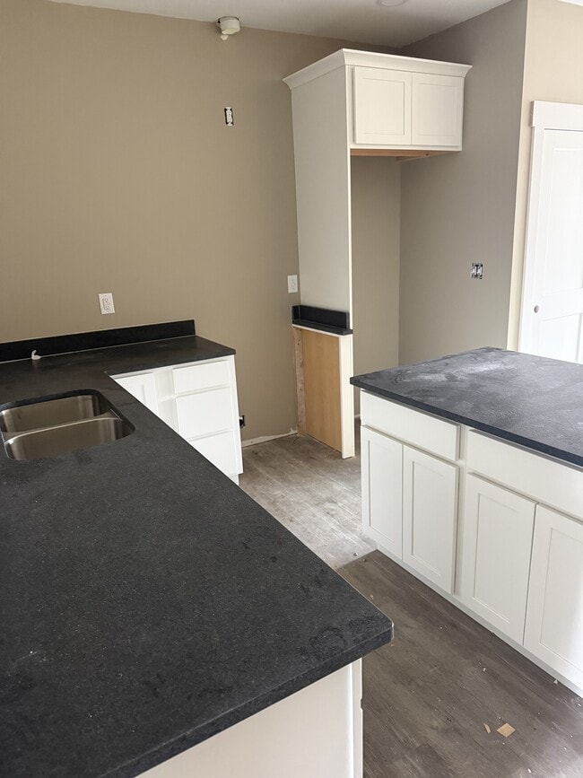 Building Photo - 6290 Davis Creek Rd