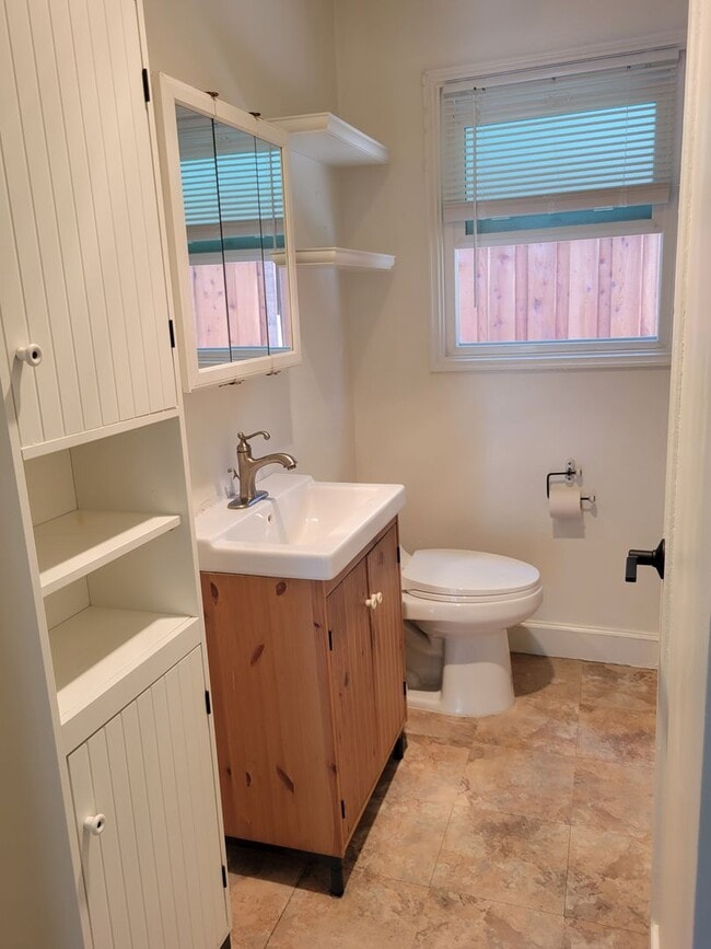 Building Photo - Super Cute Cottage on Large Lot in Quiet Area