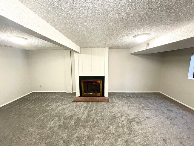 Building Photo - Beautiful updated 3 bedroom 2 bath home in Greeley!