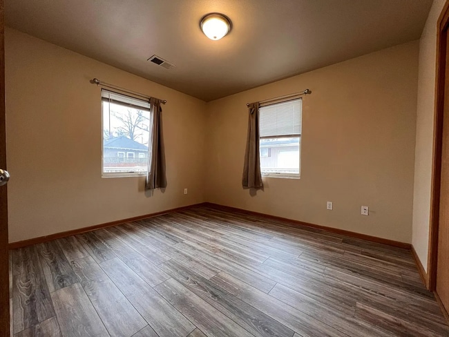 Building Photo - 1010