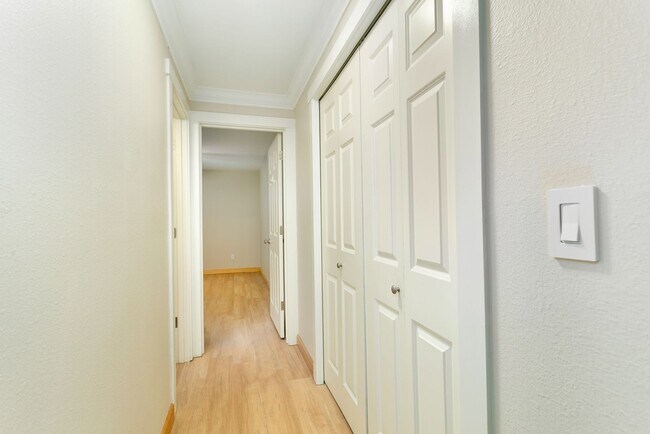 Building Photo - Cozy 2 bedroom, 2 bathroom condo- Federal Way Area