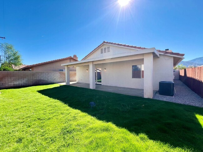 Building Photo - AVAILABLE NOW!!! 3 Bedroom 2 Bathroom Home in La Quinta