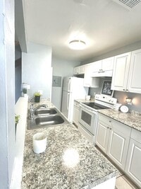 Building Photo - 824 E Tiffany Dr