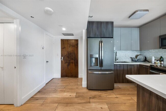 Building Photo - 1541 Brickell Ave