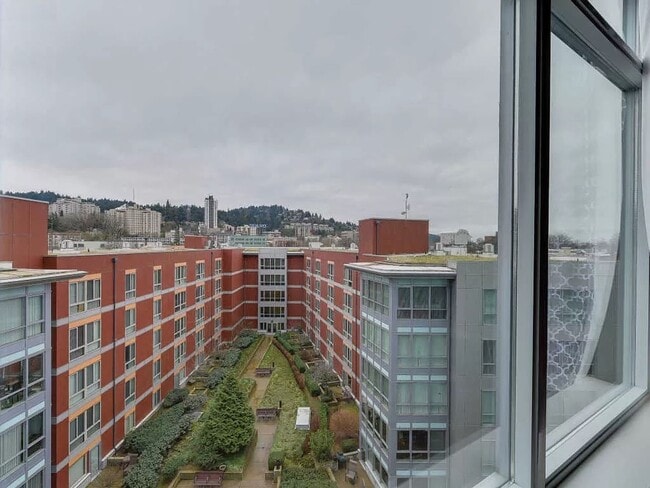 Building Photo - Charming 1 bedroom  1 bath Condo in Portland's Downtown Goose Hollow Neighborhood, with Utilities...