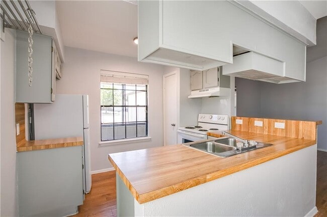 Building Photo - 12407 Tree Line Dr