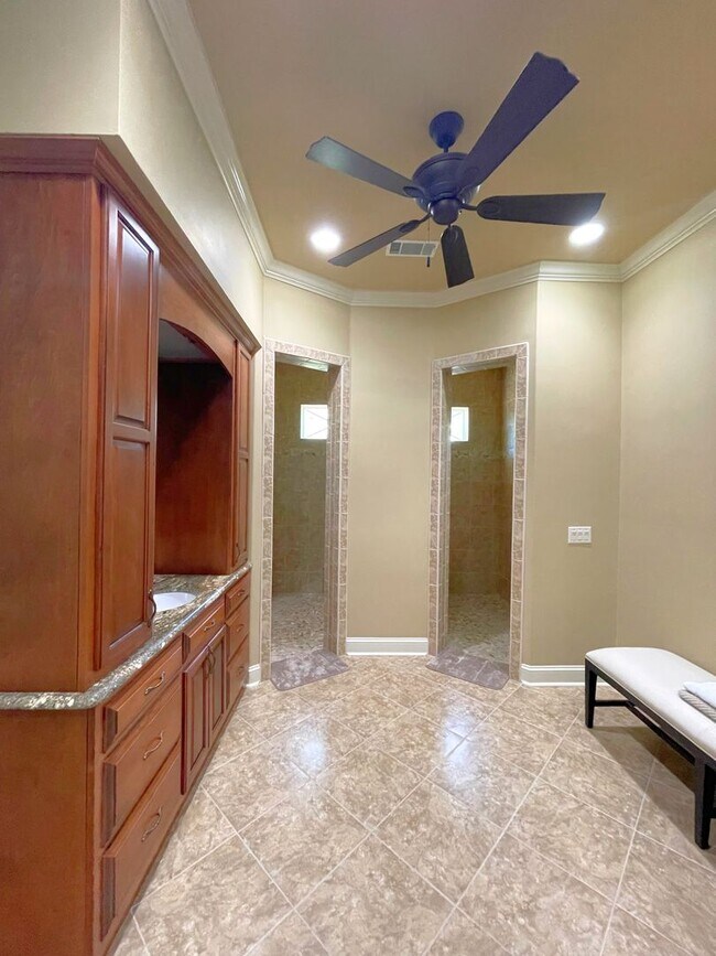 Building Photo - Luxury 3BR/3.5BA + Office in Winding River...