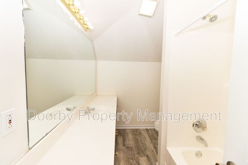 Building Photo - 1004 Roselawn Dr